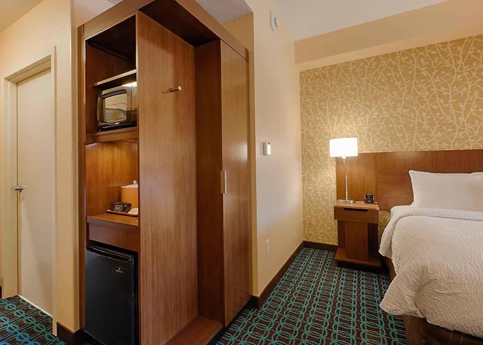 Hotel Fairfield & By Marriott Clearwater 3*